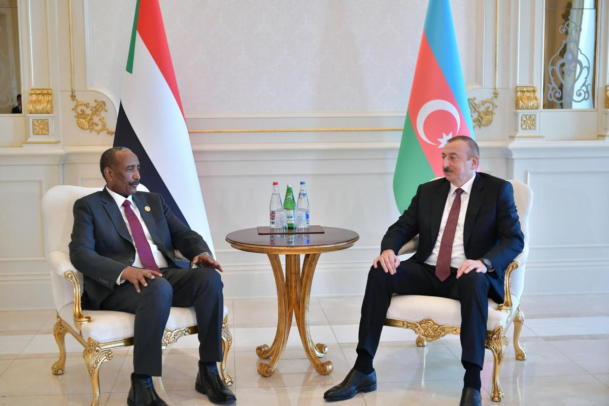 Sudanın Suveren Keçid Şurasının Sədri Prezidenti TƏBRİK ETDİ
