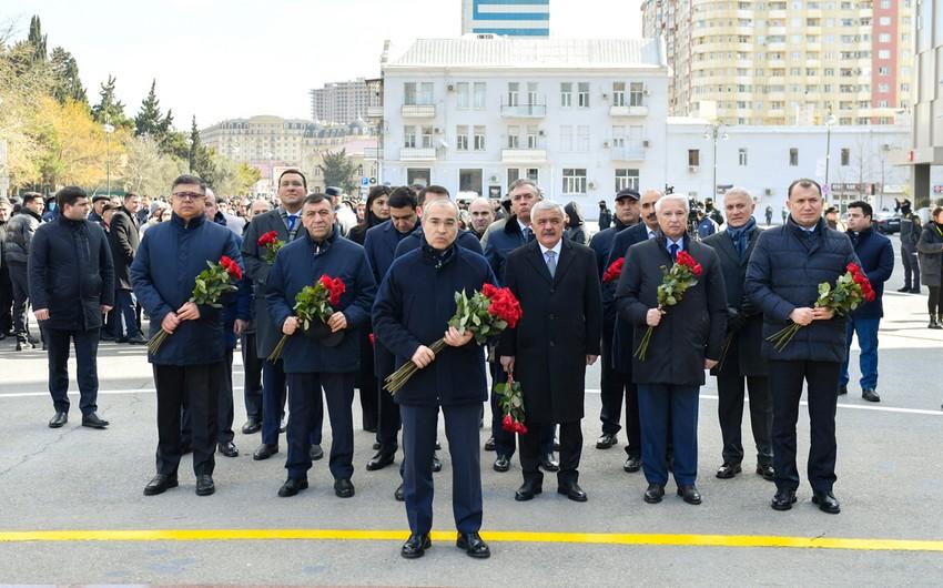 İqtisadiyyat Nazirliyinin rəhbərliyi Xocalı soyqırımı abidəsini ZİYARƏT ETDİ - FOTO