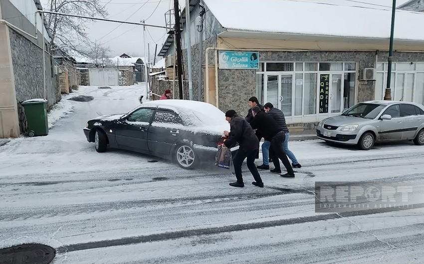 Bu yollar buz bağladı, hərəkət çətinləşdi - FOTO