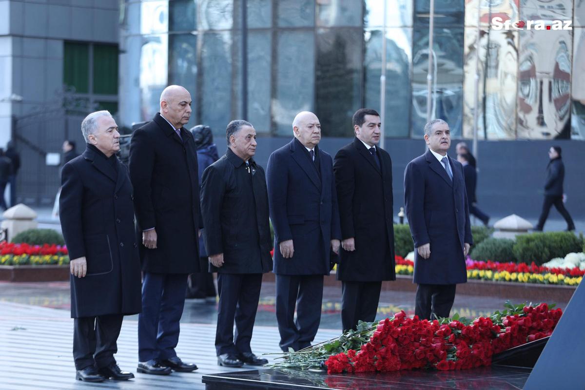 Prezidentin köməkçiləri "Ana harayı" abidəsini ziyarət etdilər - FOTO