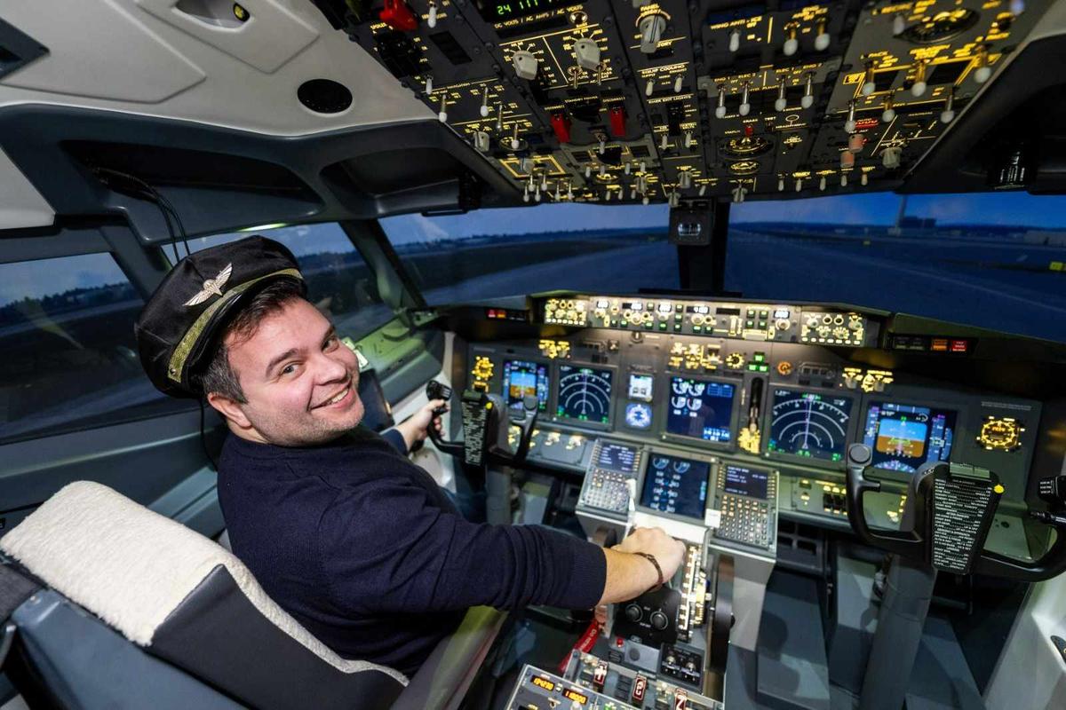 Evinin qarajını pilot kabinəsinə çevirdi: \"Uşaqlıq arzum idi...\"