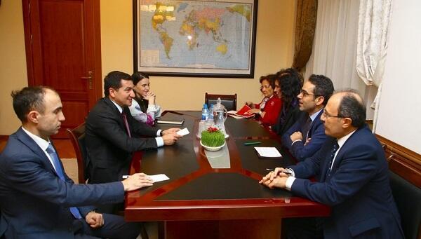 Hikmət Hacıyev Əkrəm Serimlə görüşdü