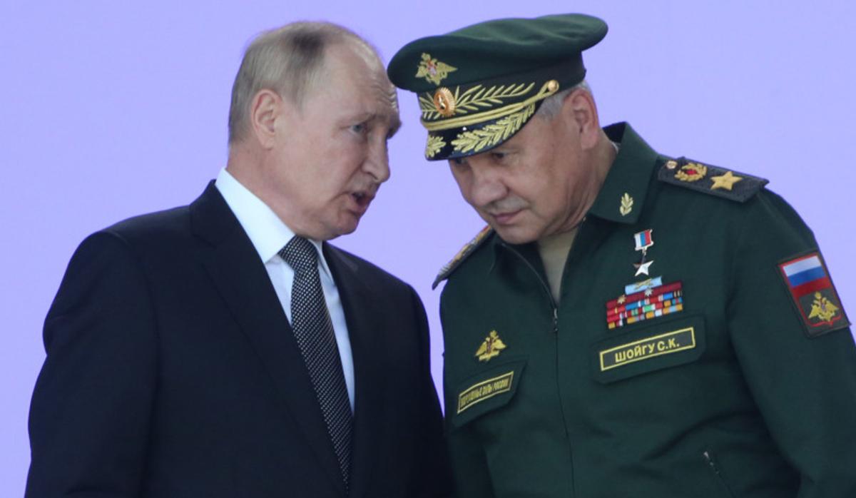 Putinin Şoyqu ilə zarafatı GÜNDƏM OLDU - Əlində buketlə...