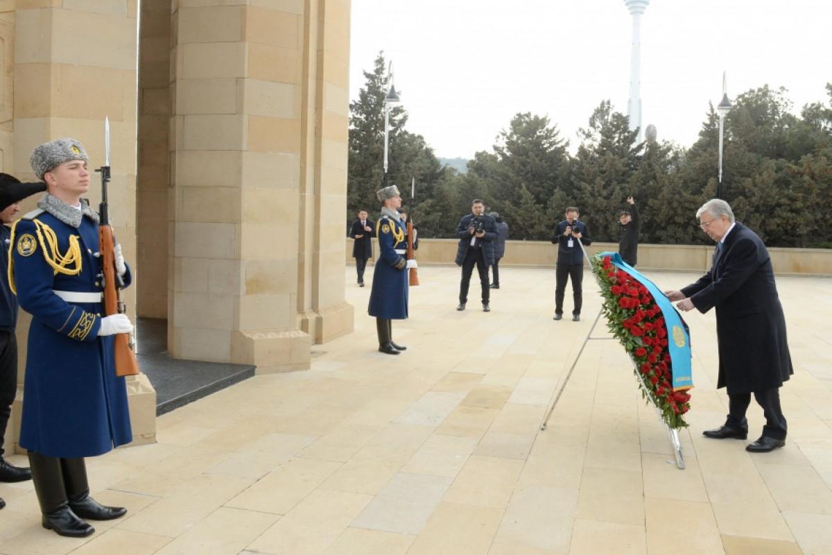 Kasım-Jomart Tokayev Bakıda şəhidlərin xatirəsini ANDI - FOTO