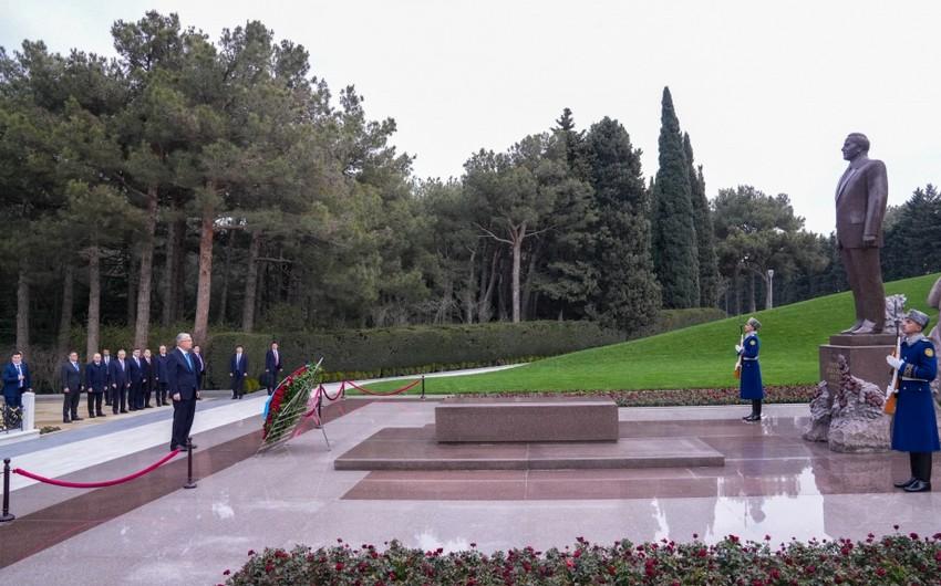 Qazaxıstan Prezidenti Heydər Əliyevin məzarını ZİYARƏT ETDİ