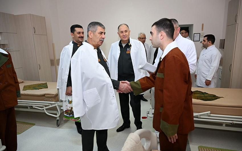Müdafiə Nazirliyinin rəhbərliyi hərbi qulluqçuları ziyarət etdi - FOTOLAR