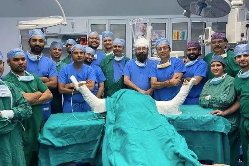 Tibbin daha bir UĞURU: Məşhur rəssama qol transplantasiya edildi