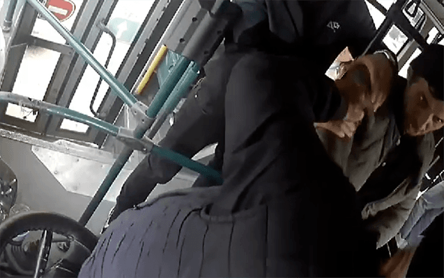 Bakıda avtobusda sərnişin yaşlı sürücünü döydü - VİDEO
