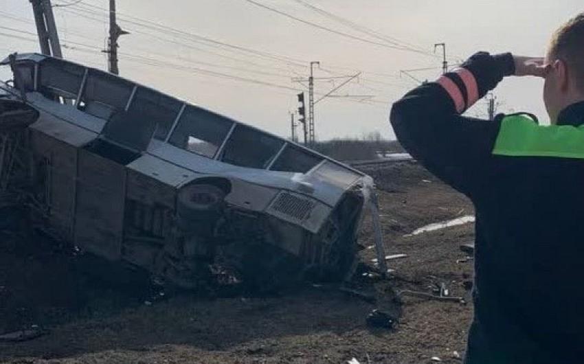 Rusiyada sürət qatarı avtobusla toqquşdu, ölənlər var