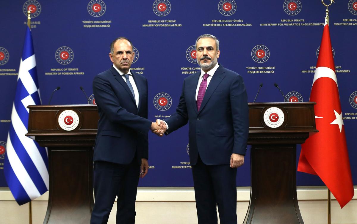 Hakan Fidan yunan həmkarı ilə görüşdü