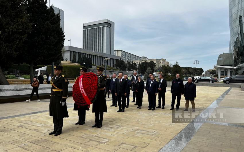 Mövlud Çavuşoğlu Ulu Öndər Heydər Əliyevin məzarını ZİYARƏT ETDİ - YENİLƏNDİ - FOTO