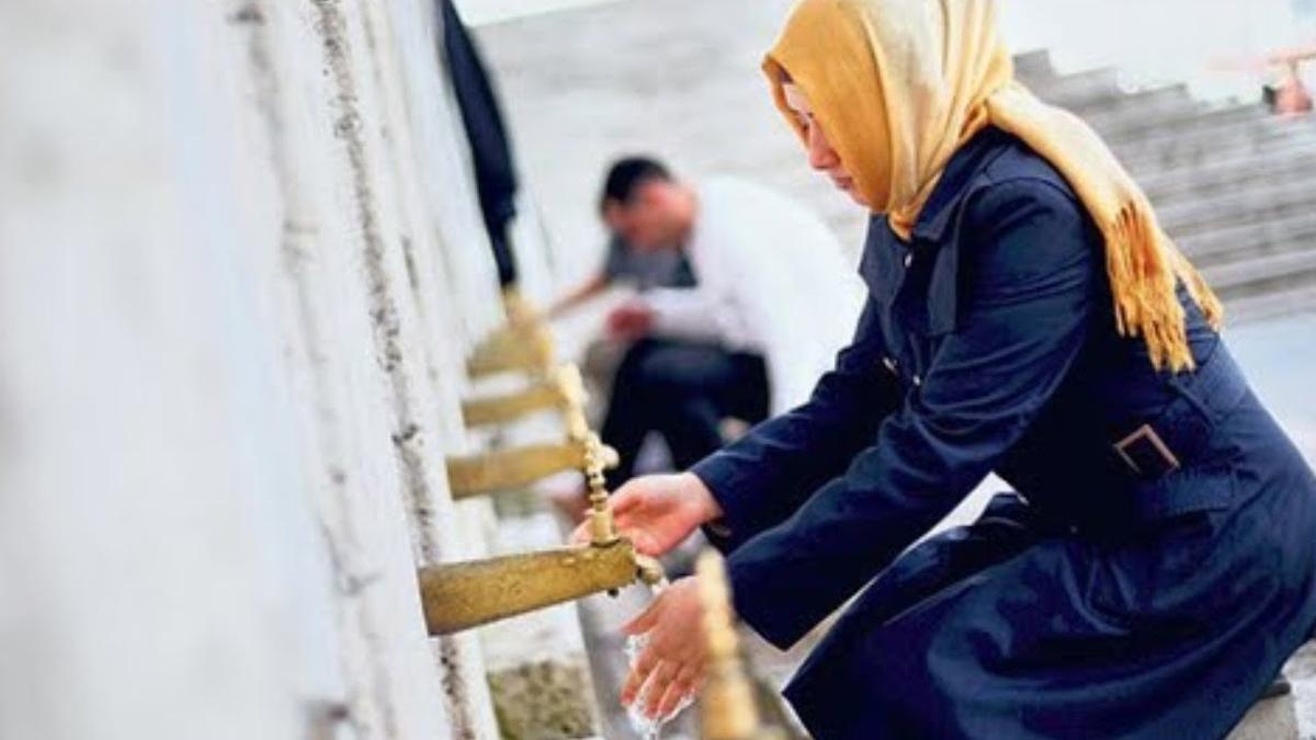 \"Dəstəmaz bu halda batil hesab olunur\" - İlahiyyatçıdan xanımlarla bağlı AÇIQLAMA