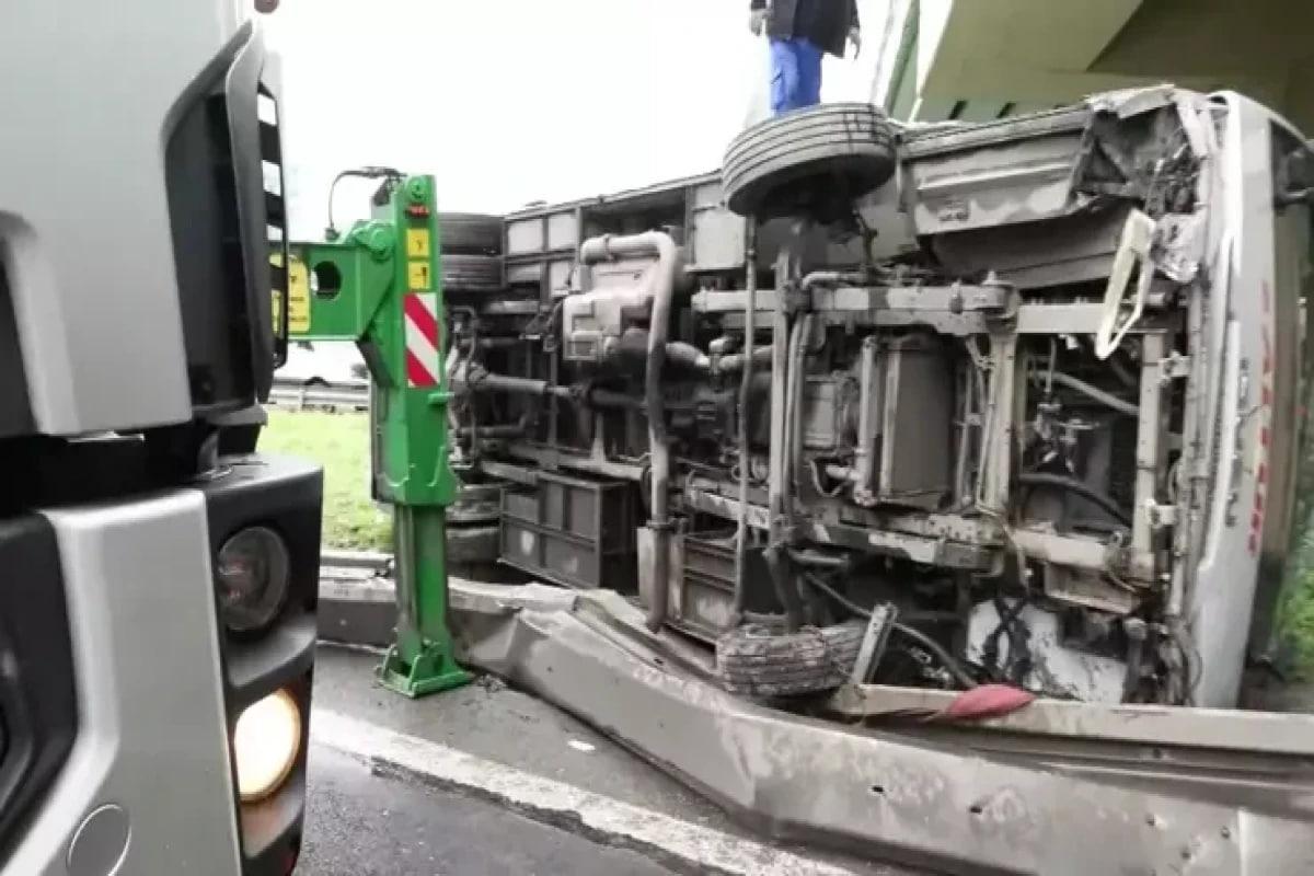 Türkiyədə polisləri daşıyan mikroavtobus aşdı - Yaralılar var