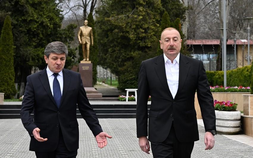 İlham Əliyev Qəbələdə Ümummilli Lider Heydər Əliyevin abidəsini ZİYARƏT ETDİ - FOTO