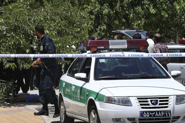 İranda polis maşınlarına hücum: Ölən və yaralananlar var İranda polis maşınlarına hücum: Ölən və yaralananlar var