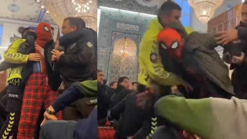 Türkiyədə bayram namazına qatılan \"Hörümçək adam\" saxlanıldı - FOTO/VİDEO