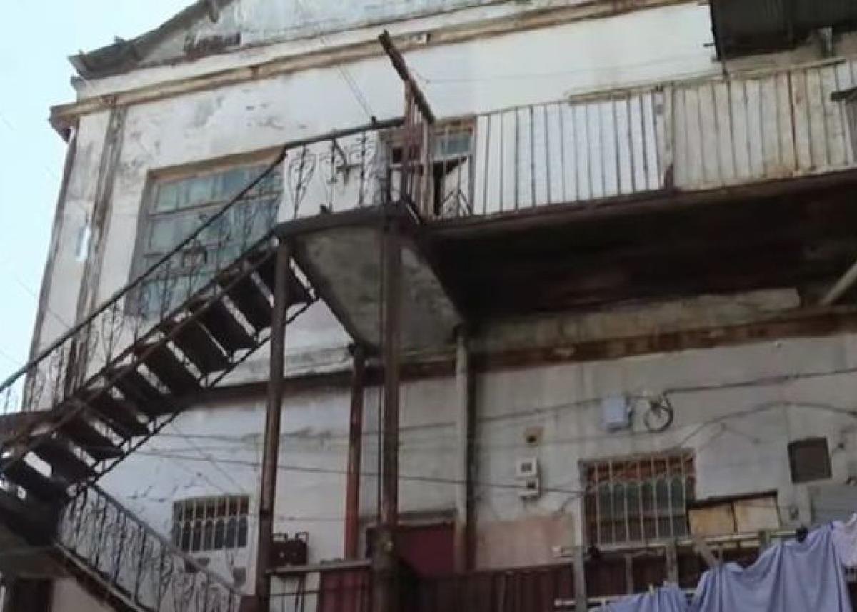 Bakıda 131 yaşlı bina qəzalı vəziyyətdədir - VİDEO