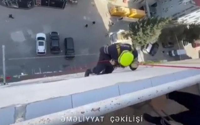 16-cı mərtəbədə qalan azyaşlı belə xilas olundu - VİDEO 16-cı mərtəbədə qalan azyaşlı belə xilas olundu - VİDEO