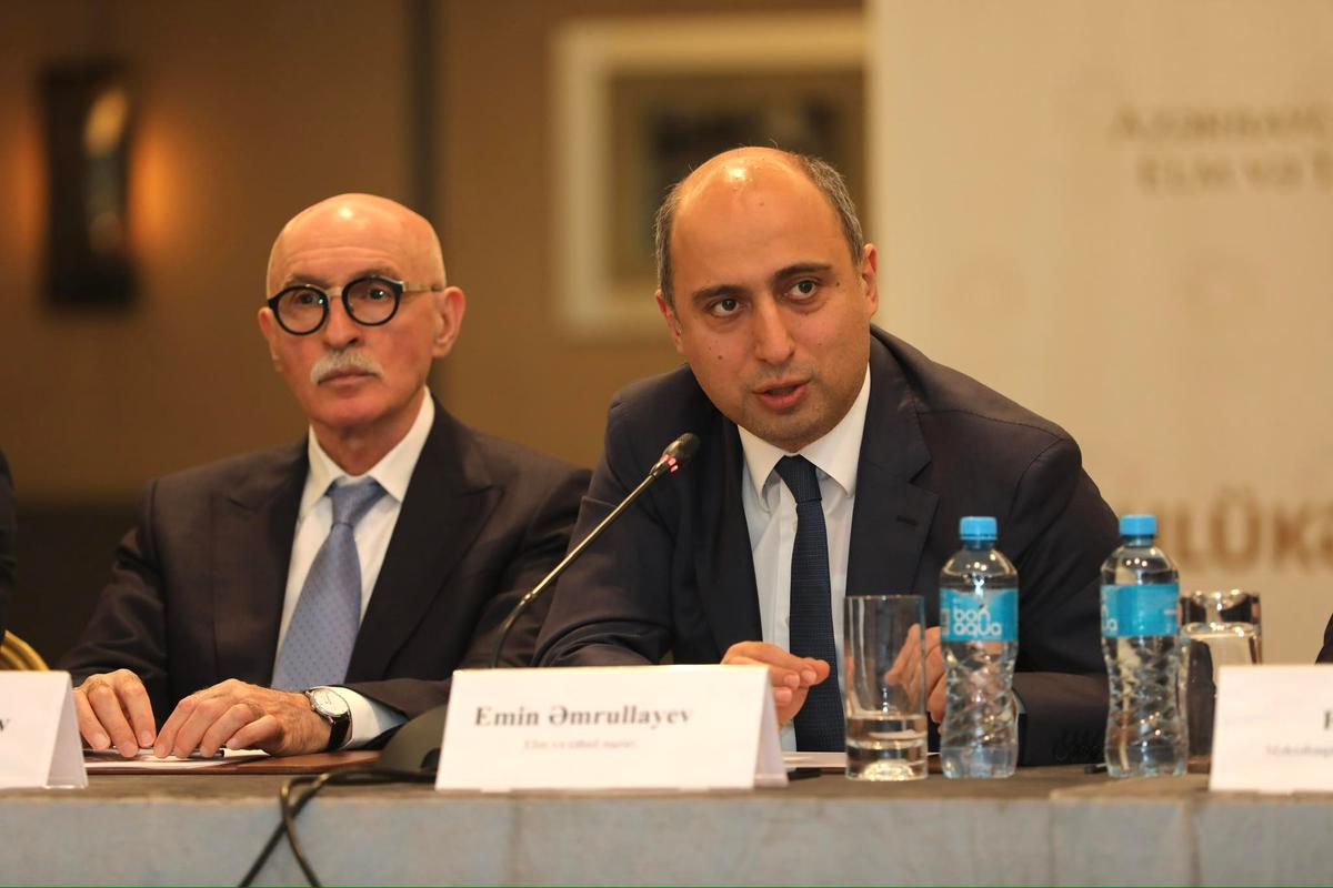 Emin Əmrullayev \"Məktəblinin dostu\" layihəsinin önəmindən BƏHS ETDİ