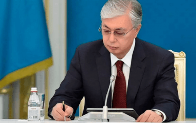 Tokayev Qazaxıstanda elektron siqareti qadağan etdi