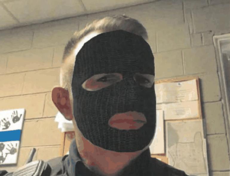 Polis sosial şəbəkələrdə paylaşdığı fotoya görə işdən çıxarıldı