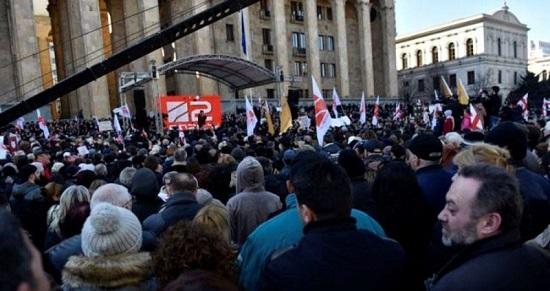 Tiflisdə etirazlar davam edir: Rustavelli bağlandı...