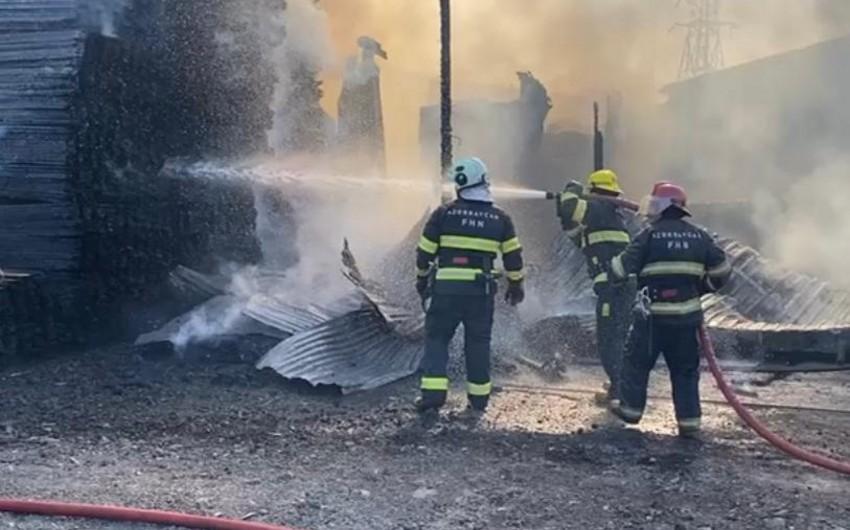 Bakıda taxta bazarı YANIR - YENİLƏNDİ - 2 - FOTO
