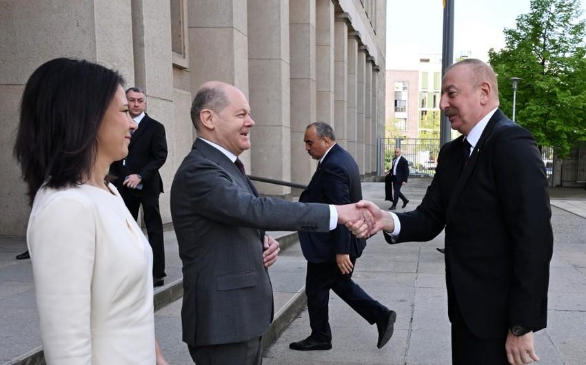 Prezident İlham Əliyev Berlində böyük coşqu ilə QARŞILANDI