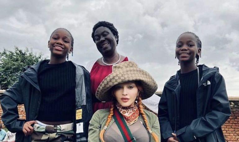 Madonna övladlığa götürdüyü uşaqları səhnəyə çıxardı - FOTOLAR