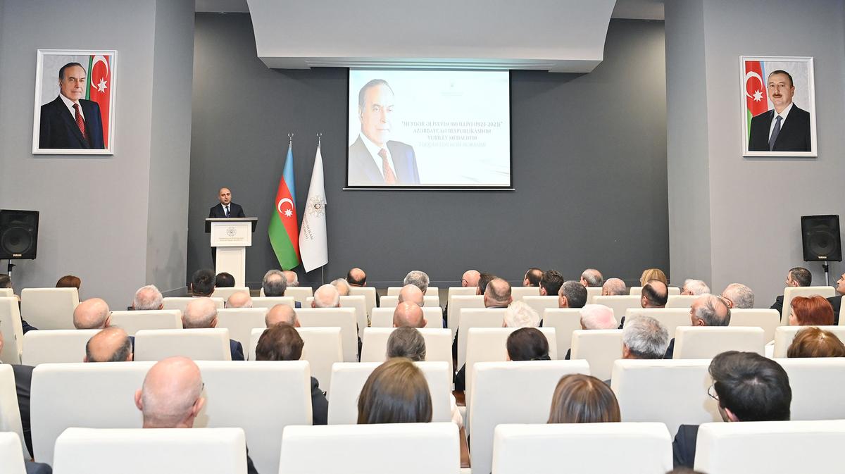 Elm və təhsil işçilərinə "Heydər Əliyevin 100 illiyi" yubiley medalı TƏQDİM EDİLDİ - FOTO