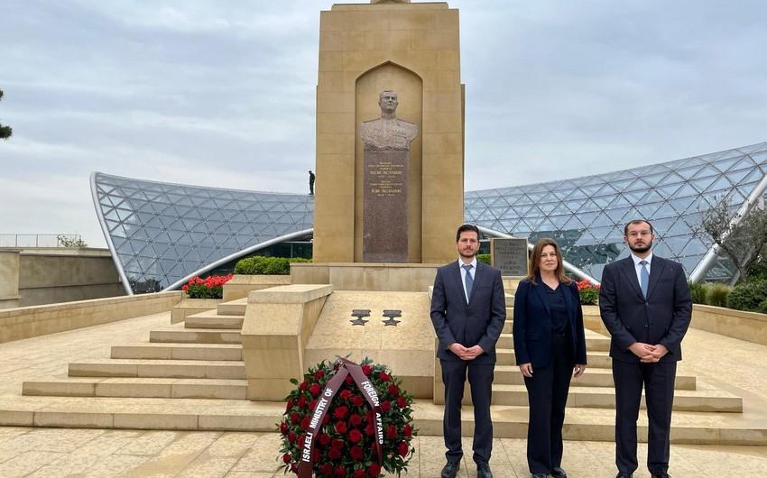 İsrail XİN-in siyasi direktoru Həzi Aslanovun abidəsini ZİYARƏT ETDİ