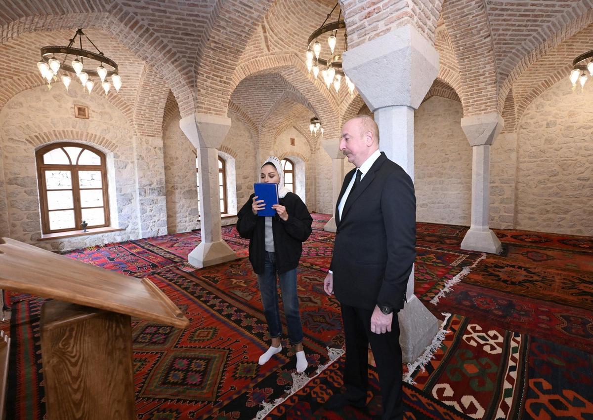 İlham Əliyev və xanımı Mamayı məscidinin bərpadan sonra açılışında İŞTİRAK ETDİLƏR - FOTO