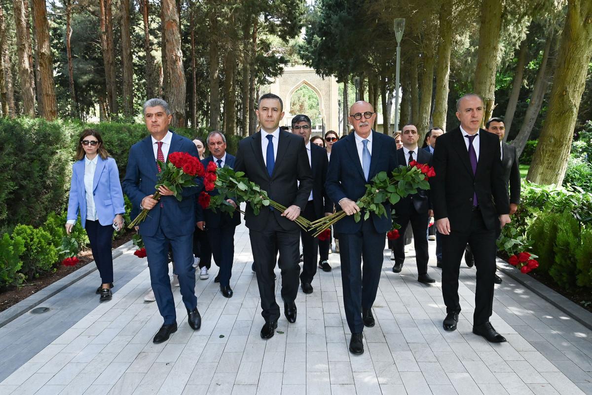 Elm və Təhsil Nazirliyinin kollektivi Fəxri xiyabanda Ulu Öndərin məzarını ZİYARƏT ETDİ - FOTO