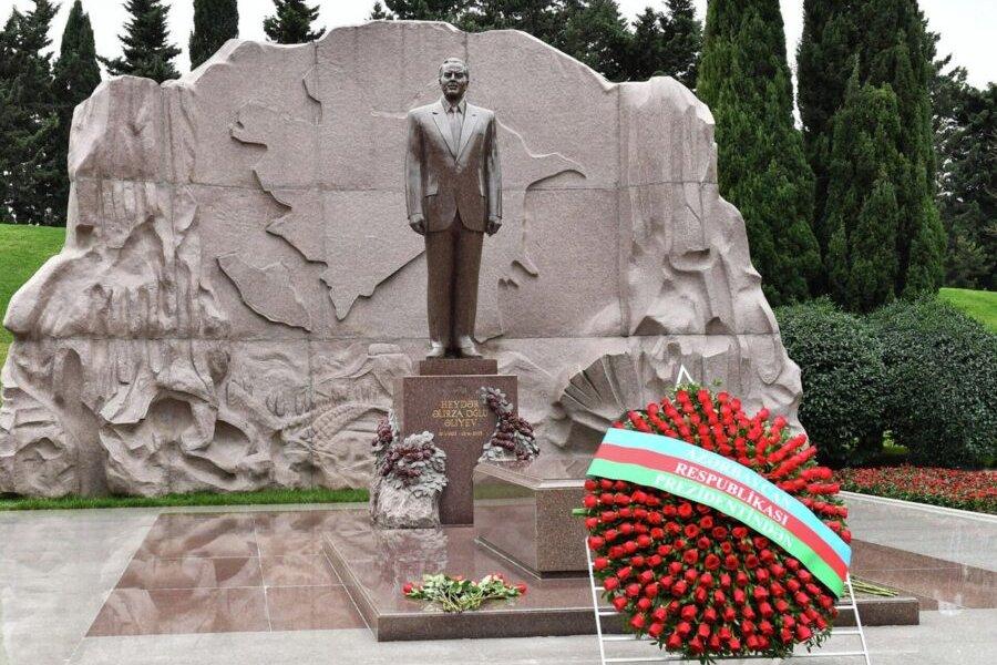 Belarus Prezidenti Ulu Öndər Heydər Əliyevin məzarını ZİYARƏT ETDİ