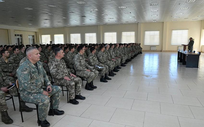 Müdafiə Nazirliyinin rəhbər heyəti hərbi vəzifəlilərlə GÖRÜŞDÜ