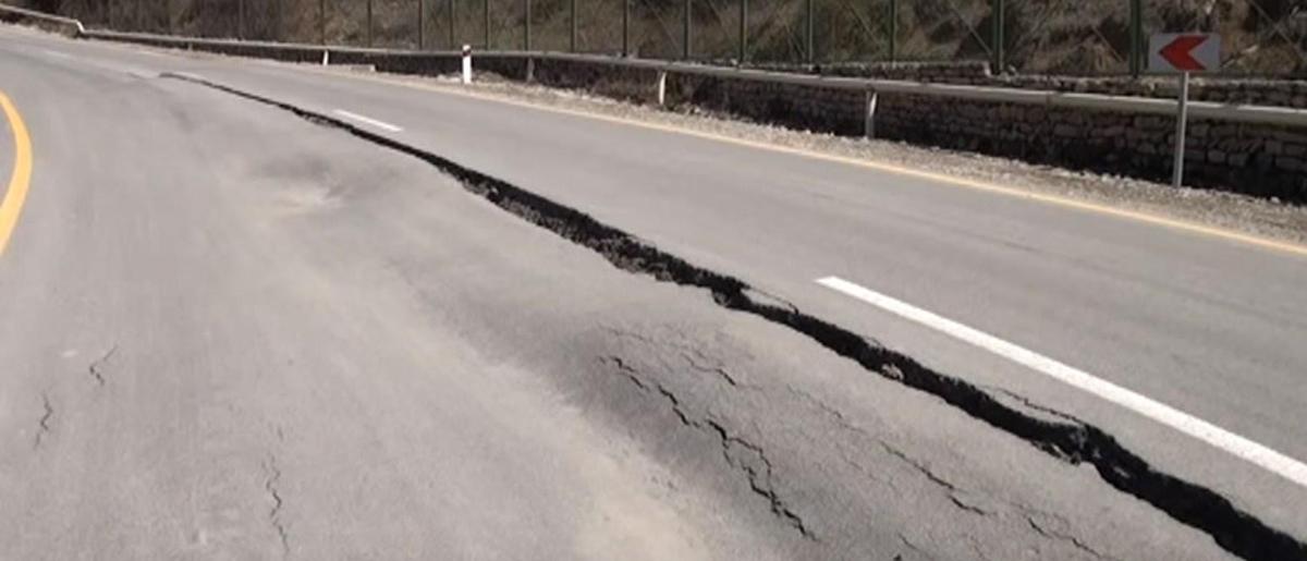 Ağsuda asfalt çökdü: hər iki istiqamətdə yol bağlandı