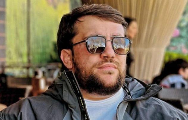 Müğənninin oğlu hakimiyyəti ələ keçirməkdə ittiham edilir