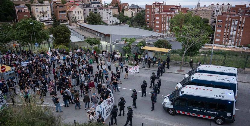 “Louis Vuitton” şousunda qalmaqal: Etirazçılar parka basqın etdilər