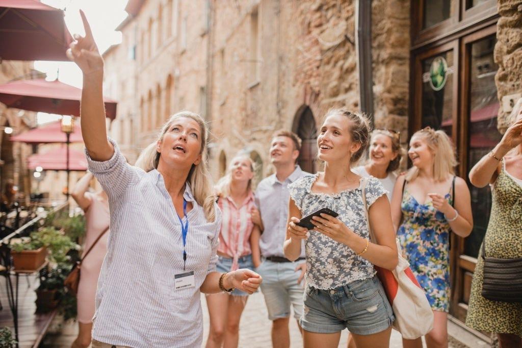 Bu ölkədə minlərlə insan ETİRAZA QALXDI - \"Turist istəmirik!\"