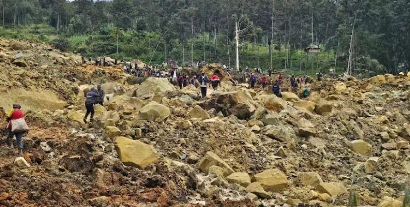 Torpaq sürüşməsi bütöv bir kəndi məhv etdi: 2000-ə yaxın insan dağıntılar altında qaldı