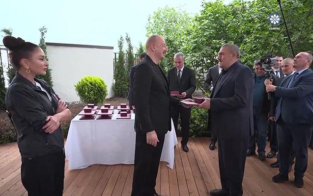 Prezidentlə xanımı xocalılılarla... - VİDEO