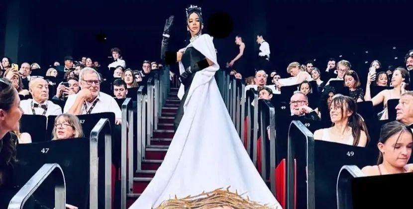 “Kann” festivalınds qarşıdurma: Aktrisa paltarına görə qalmaqala düşdü - VİDEO