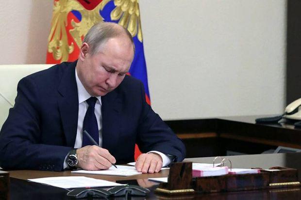 Putin sənəd İMZALADI - Onlar həbsdən azad olunacaq