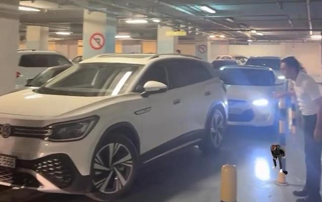 Maşınlar “28 Mall”un parkinqində saatlarla tıxacda qaldı - VİDEO