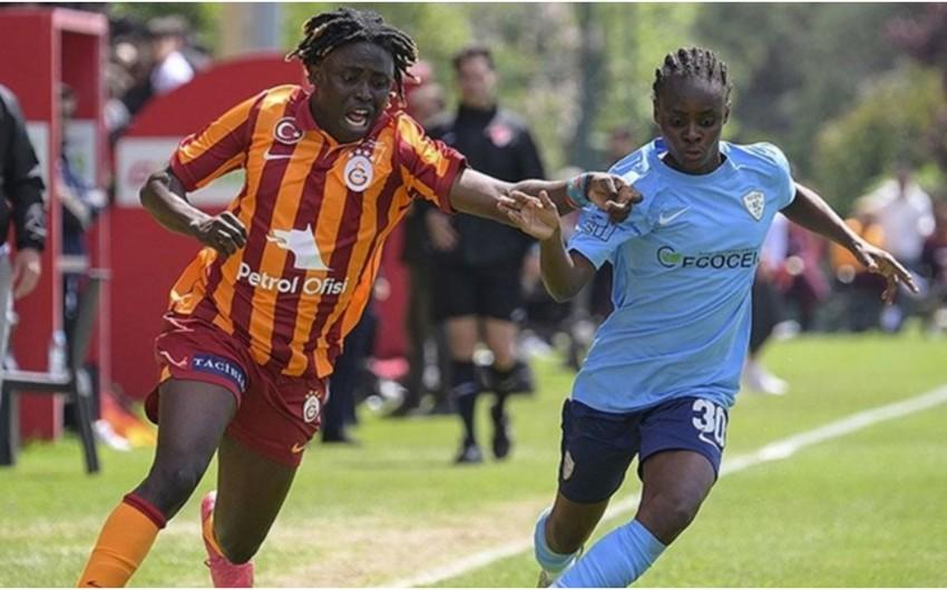\"Qalatasaray\"ın futbolçusu oyun zamanı rəqibini yumruqla VURDU