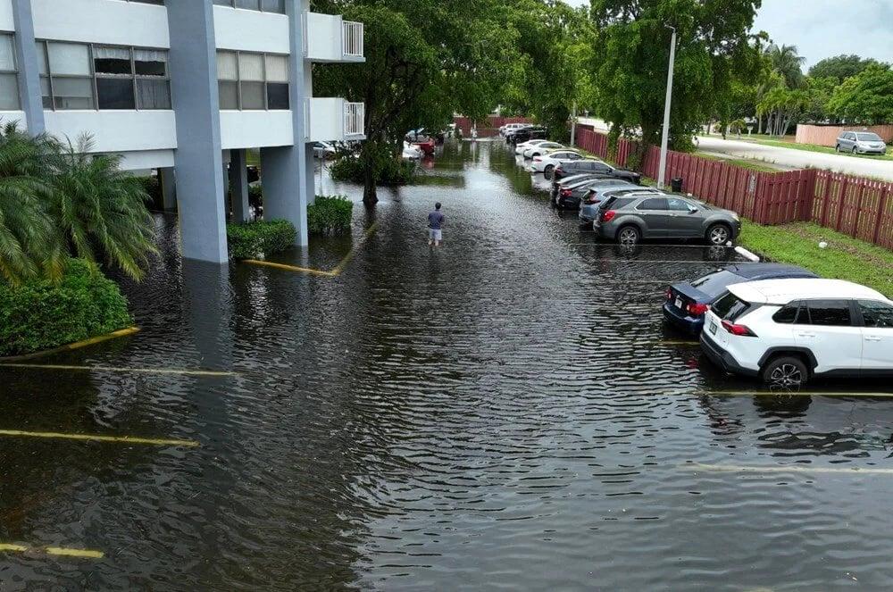 Mayami bir gün davam edən aramsız yağışdan sonra - FOTOLAR