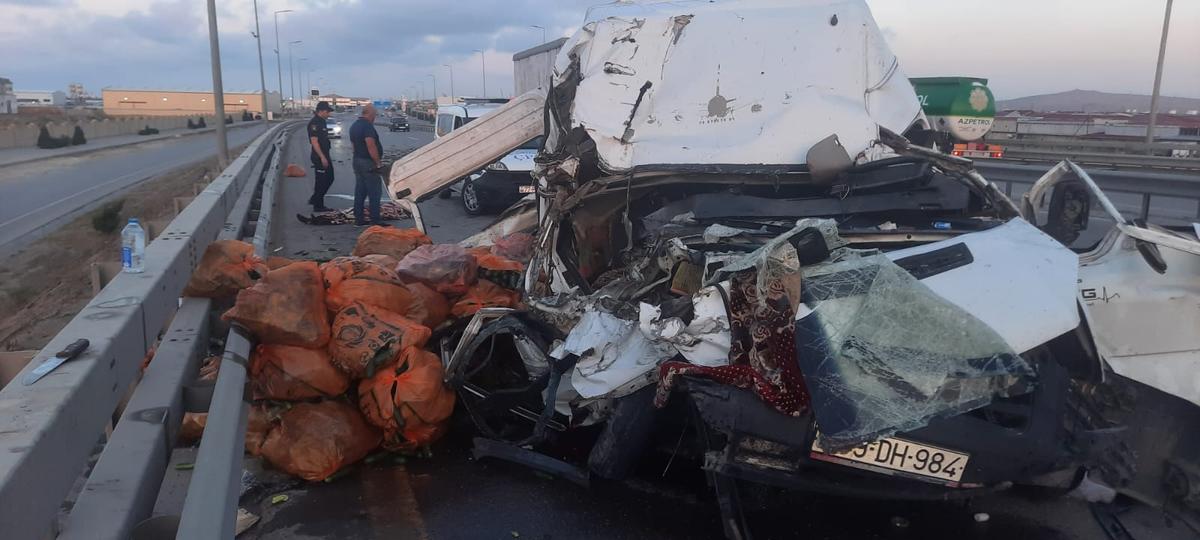 Bakıda ağır yol qəzası: Bir nəfər öldü, biri ağır yaralandı - FOTO