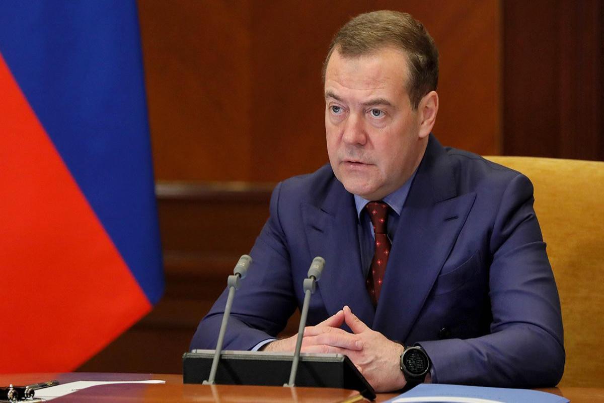 "Zelenski və Yermak hakimiyyəti qəsb edərək cinayət törədirlər" - Medvedev