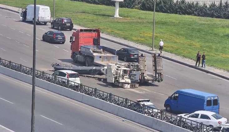 BOS-un yaxınlığında yola yük dağıldı, sıxlıq yarandı -FOTO