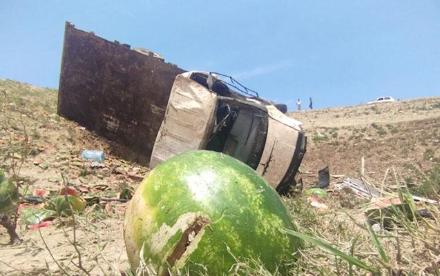 Qarpızla dolu yük maşını dərəyə aşdı- FOTOLAR